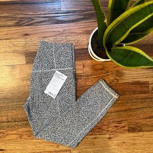 Athleta salutation stash II textured tight